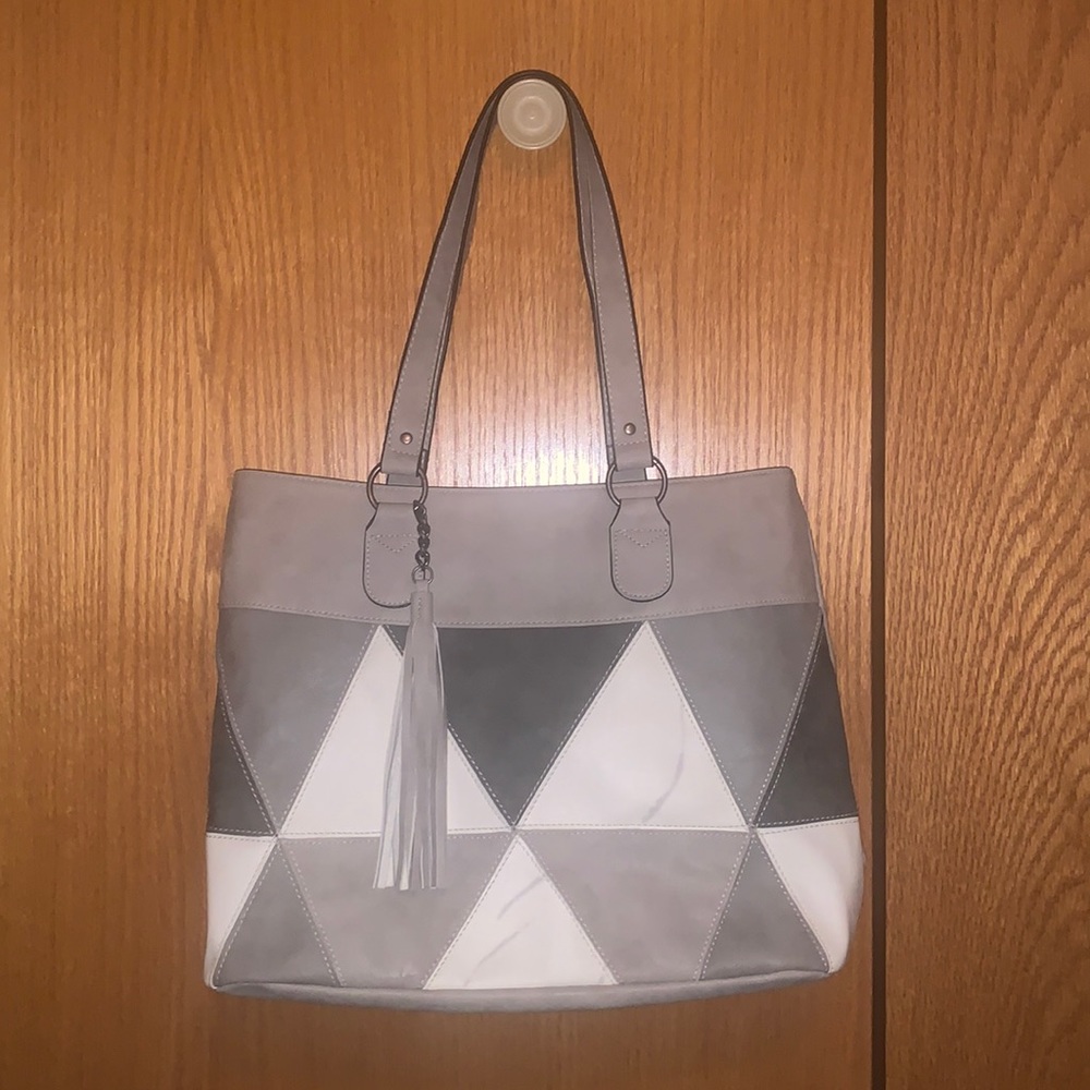 Kohl’s white and gray triangle with tassel hand bag- Used but good condition